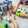 2Kids Toys Holzeisenbahn Stadt und Dorf 200 Teile