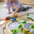 2Kids Toys Holzeisenbahn Stadt und Dorf 200 Teile