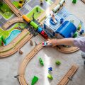 2Kids Toys Holzeisenbahn Stadt und Dorf 200 Teile