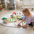 2Kids Toys Holzeisenbahn Stadt und Dorf 200 Teile