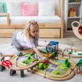 2Kids Toys Holzeisenbahn Stadt und Dorf 200 Teile