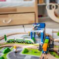 2Kids Toys Holzeisenbahn Stadt und Dorf 200 Teile