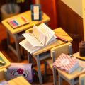2Kids Toys Miniaturhaus Schulklassenzimmer