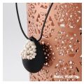 Live Jewellery - Tear Necklace schwarz mit permanenten weißen Blumen