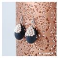 Live Jewellery - Tränenohrringe schwarz mit permanenten weißen Blumen