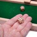 Bigjigs Toys Holzspielzeug Schließen Sie die Würfel