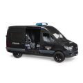 Bruder MB Sprinter mit einem Polizisten in schwerer Kleidung
