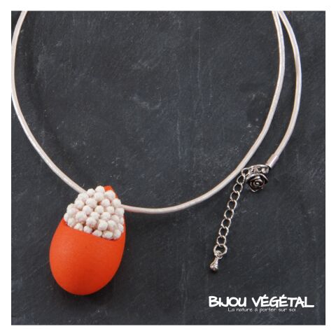 Live Jewellery - Orangefarbene Halskette mit permanenten weißen Blumen in Tränenform
